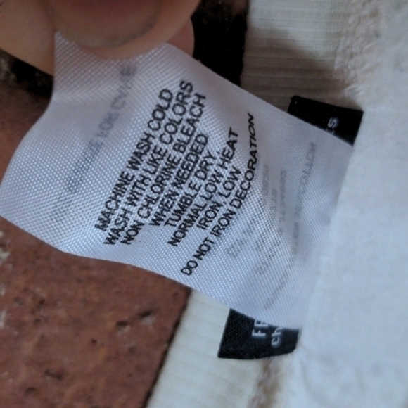 Friends Logo Medium Cream Cropped Sweatshirt w/ Graphic of the Cast - Picture 5 of 9